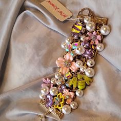 Bnwt Ml Flower Pearl Bracelet, Betsey Johnson Bracelet, Aesthetic Jewellery, Heart Bangle Bracelet, Bee Flower, Aesthetic 2024, Vintage Betsey Johnson, Faux Pearl Bracelet, Bow Bracelet