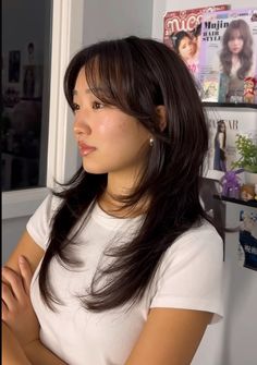 Lots Of Layered Hair, Haircut For Round Face Shape Women, Falco Haircut Women, Long Layered Shag Haircut With Bangs, Shag Hairstyles Asian, Hair For Circle Face Shape, Asian Hair Round Face, Hairstyles With Round Face, Round Face Mid Length Hair