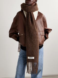 Jacquemus' scarf has a cozy, oversized shape that envelopes you in warmth. It's been knitted in Italy with plenty of alpaca, mohair and wool and has fringed edges. Scarfs Aestethic, Oversized Scarf Outfit, Jacquemus Scarf, Scarves Outfits, Scarf Styling, Fall Scarf, Brown Scarf, Mohair Scarf, Chunky Scarf