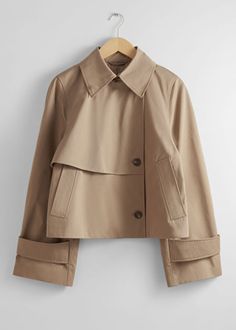 Trenchcoat Outfit, Cropped Trench Coat, Collared Jacket, Short Trench Coat, Trench Coat Outfit, Coat Outfits, Short Coat, Fashion Story, London Fashion Week