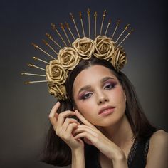 Gold rose flowers crown for woman. Spiked halo crown for wedding.Gold headpiece with gold roses and spikes, will decorate your party.Height spikes 3,9" (10 cm) , diameter of roses 3,1" (8 cm).The crown will be a great addition to the bachelorette party, birthday party, festival, masquerade.Be unique and inimitable.Crown will be a great prop for art photography. Goddess Cosplay, White Bridal Flowers, Turquoise Wreath, Girls Halo, Photoshoot Birthday, Puffy Hair, Black Tiara, Gothic Crown