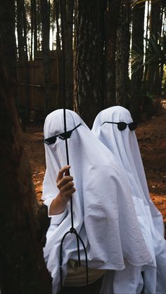 2 guys disguise as ghost playing on a swing. Kawaii Ghost, Cool Kid, Pose Idea, Photography Challenge