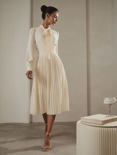 Pleated Dresses Outfit, Elegant Midi Dresses, Classy Work Outfits, Online Fashion Store, Modest Fashion Outfits, Dress Silhouette, Online Fashion Stores, Royal Fashion, Classy Dress