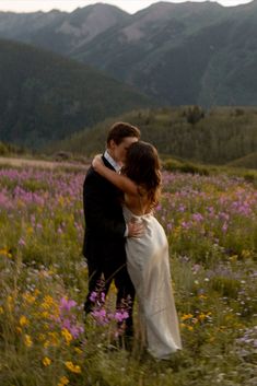 Bride and Groom kiss during their Sunset Elopement in the Aspen Wildflowers Mountain Style Wedding, Dreamy Mountain Wedding, Elopement Inspo Pictures, Colorado Wedding Pictures, Private Elopement Ceremony, Aspen Engagement Photos, Field Wedding Pictures, Farm Wedding Pictures, Bride And Moh Poses