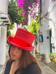 Straw Top hat in red. Made with 8/9 millimeters natural red straw braid and embellished with a 70 millimeters wide red grosgrain ribbon. Measurements in centimeters are 33 x 24. Crown height 13.5. Brim length 7. These measurements may have some slight variation depending on the size of the hat.For its elaboration we only use very good quality and resistant straw braids. In our workshop in the Pyrenees we sew and work one by one our hats with wooden molds of our own design.For other sizes, please Top Hat Women, Mens Straw Hats, Alice And Wonderland, Black Straw Hat, Victorian Men, Mad Hat, Mad Hatter Hat, Summer Straw Hat, Crown Heights