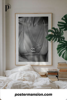 black and white poster of a woman with a chanel necklace Tulane Dorm, Paintings Aesthetic, Trendy Posters, Home Decor Black And White, Office Aesthetic, Teen Bedrooms, Dorm Inspo, Uni Room, Decor Black And White