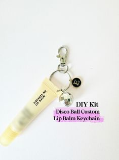 Never forget your lip gloss again! Always moisturized and glossy lips! You've found the perfect custom disco ball lip balm keychain. Our DIY lip gloss keychain kit is personalizable with an initial letter. It makes a thoughtful DIY gift for besties, teen girls, travel gift, and a useful gift for her.  𝙋𝙡𝙚𝙖𝙨𝙚 𝙧𝙚𝙖𝙙 𝙩𝙝𝙚 𝙙𝙚𝙨𝙘𝙧𝙞𝙥𝙩𝙞𝙤𝙣 𝙗𝙚𝙛𝙤𝙧𝙚 𝙥𝙪𝙧𝙘𝙝𝙖𝙨𝙞𝙣𝙜.  🌟 𝐖𝐇𝐀𝐓'𝐒 𝐈𝐍𝐂𝐋𝐔𝐃𝐄𝐃 ✦ personalizable disco ball lip gloss keychain DIY kit (comes as separate par Lip Gloss Keychain, Lip Balm Keychain, Water Bottle Pouch, Diy Lip Gloss, Diy Lips, Cadeau Diy, Custom Water Bottles, Glossy Lips, Diy Keychain