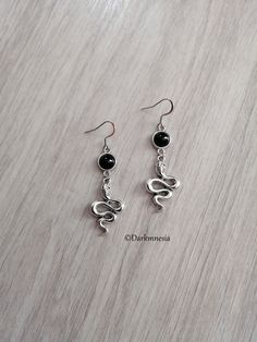 Snake earrings and black onyx stone.   Black onyx is a stone of protection, it protects from the evil eye, it repels the presence of spirits who would try to influence you, it is very useful for mediums. It promotes a sense of responsibility and helps to maintain self-control by being more composed. Dimensions: 6.3 centimeters in length (with the hook) Materials used: The ear hooks are made of stainless steel, the other metal parts are made of zinc alloy and onyx stone (each natural stone being Adjustable Black Gothic Jewelry, Witchy Metal Jewelry For Parties, Gothic Onyx Jewelry For Gift, Gothic Dangle Halloween Jewelry, Gothic Dangle Jewelry For Halloween, Gothic Sterling Silver Wire Wrapped Jewelry, Gothic Wire Wrapped Jewelry Gift, Gothic Wire Wrapped Metal Jewelry, Black Gothic Sterling Silver Jewelry