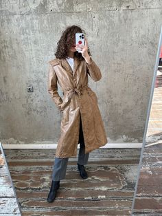 Vintage 90s leather coat in beige, gender neutral, fitted & belted, fits XS-M, genuine leather, maxi length, thick leather, decorated with buttons and detachable collar, made in USA, good vintage condition Measurements  Shoulders 42 cm / 16.5" Sleeve 55.5 cm / 21.9" Length 117 cm / 46" Bust from armpit to armpit 46 cm / 18.1" Model's height 166 cm / 65.4" Beige Belted Outerwear For Fall, Spring Brown Belted Leather Jacket, Spring Belted Leather Long Coat, Spring Long Belted Leather Jacket, Spring Beige Belted Outerwear, Spring Beige Outerwear With Belt, Vintage Beige Leather Jacket For Fall, Leather Coat Outfit, Beige Leather Jacket