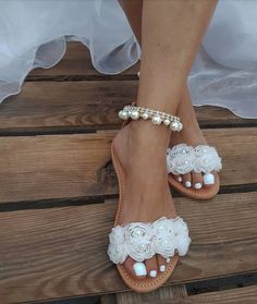 Wedding sandal decorated with flowers and pearls on the front and tie at the ankle with an adjustable strap decorated with rhinestone pearls. They are ideal to wear so you can dance the night away in comfort, don't forget to pack them to get your honeymoon. Whatever the occasion, bridal sandals will keep you glowing and comfortable. The best thing? They can be worn again after the wedding! All Pelino shoes are made to ensure the highest level of comfort throughout your special day. Full sizes on Summer Wedding Pearl Open Toe Shoes, Summer Open Toe Pearl Wedding Shoes, White Pearl Wedding Shoes For Summer, White Pearl Open Toe Wedding Shoes, Summer Pearl White Wedding Shoes, Pearl Sandals For Summer Party, Summer Party Pearl Sandals, Pearl White Summer Wedding Shoes, Cream Open Toe Sandals For Bridal Shower