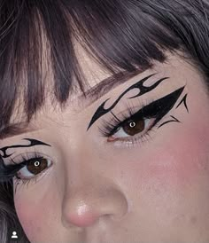 Flame Eyeliner Black, Sukuna Eyeliner, Delineados Egirl, Creative Eyeliner Looks, Eyeliner Grafico, Black Graphic Eyeliner, Black Graphic Liner, Maquillaje Dark