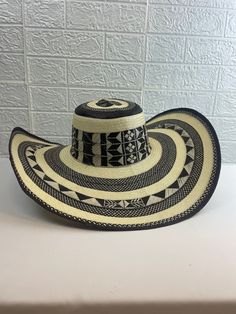 Colombian vueltiao style hat with 23 turns, unisex, includes a strap to adjust the desired size. Handmade in Tuchín Córdoba by Colombian artisans Artisan Wide Brim Panama Hat For Vacation, Artisan Toquilla Straw Hat For Rodeo, Artisan Wide Brim Sun Hat For Vacation, Artisan Handwoven Wide Brim Fedora, Handwoven Wide Brim Hat For Rodeo, Handwoven Flat Brim Hat For Rodeo, Adjustable Curved Brim Handwoven Hat, Adjustable Handwoven Hats With Curved Brim, Handwoven Adjustable Hat With Curved Brim