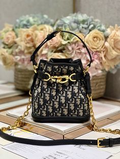 Charm - Dir Bags - 321 Handbag Tutorial, White Bag, Luxury Items, Dior Bag, Designer Brands, Wallet Men, Evening Bags, Travel Bags, Mini Bag