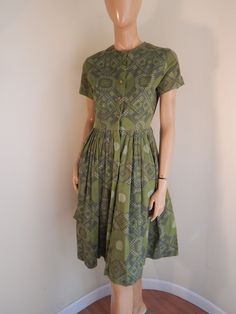 "vintage hawaiian dress \"carol rodgers juniors\" Bust 38 waist 28'length 41 Slightly faded heavy cotton zipper" Green Knee-length Vintage Dress, Retro Green Dress With Vintage Print, Green Retro Vintage Dress With Short Sleeves, Fitted Green Vintage Cotton Dress, Green Cotton A-line Vintage Dress, Green A-line Cotton Vintage Dress, Green Retro Cotton Vintage Dress, Casual Green Knee-length Vintage Dress, 1950s Short Sleeve Cotton Dress