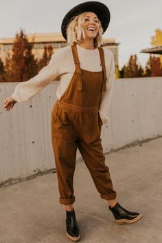 Brown Overalls Outfits, Style Salopette, Brown Overalls, Trendy Overalls, Outfit 2020, Overalls Outfit, Stil Boho, Artist Outfit