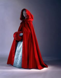 18th Century Cloak - suitable for disguising ones identity and keeping the wind and dirt out of your fancy hair. Couture Dior, Red Cloak, 18th Century Clothing, 18th Century Fashion, Century Dress, Period Outfit, Century Clothing, Sleepy Hollow