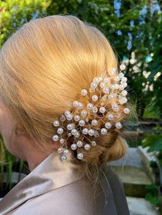 Handmade hair jewelry betrays a forgettable look for the bride Jewellery Sets, Wedding Jewellery, Wedding Jewelry Sets, Wedding Basket, Hair Jewelry, Jewelry Sets, The Bride, Wedding Jewelry, Beauty Book