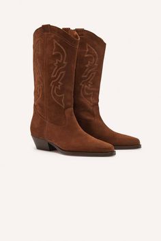 Editors Note, Motif Arabesque, Fashion Cowboy Boots, Suede Style, Leather Industry, Skirt And Sneakers, Suede Fashion, Ankle Boots Flat, Cowboy Style