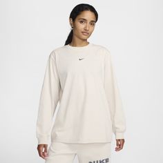 With midweight cotton and a long, loose fit, this long-sleeve tee has a perfectly relaxed look. Nike Sportswear Women, Chest Machine, Light Violet, Styles P, Swoosh Logo, Women Lifestyle, Nike Sports, Brown Fashion, Basic Tees