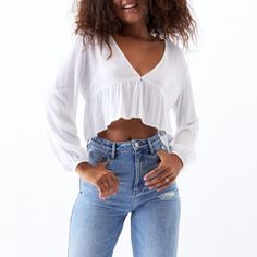 Loose Flowy Front Woven Top Perfect Summer Top New With Tags And Is Sold Out On Pacsun In This Color However The Button Fell Off And Is Lost But Can Easily Be Replaced White Buttoned Crop Top For Spring, Trendy White Cropped Blouse, White Casual Crop Top With Buttons, Flowy White Top Long Sleeve, White Cropped Top With Buttons, White Button-up Top For Brunch, Flowy Button-up Summer Tops, Flowy Cream Summer Top, Cream Long Sleeve Flowy Top