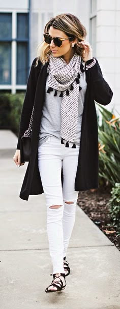 BLACK AND WHITE - Black Cashmere Cardigan with Distressed White Denim, Tassel Scarf and Black Lace-up Sandals / How To Wear White Jeans, Mode Tips, Hello Fashion, Jeans Outfits, Looks Street Style, Looks Black, How To Wear Scarves, Looks Style, Look Chic