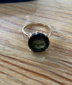 In excellent condition. 14 KT round solitaire forest green synthetic spinel stone 14kt yellow gold setting ring. Size 7. The setting & stone measure just under a 1/2" tall when the ring sits on your finger. Gorgeous cut & stone. Weighs 3.6 grams. I wish this ring were not to small for me. Love this one. FREE INSURED SHIPPING.