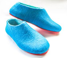 Inspired by the colors of the ocean, these Turquoise and White Wool Clogs are perfect for water sport lovers and those who enjoy cozy comfort at home. Handcrafted from 100% organic wool, these slippers offer breathable warmth, making them ideal for relaxation after a day in the water or in the sauna. Their eco-friendly design combines soft wool with a durable clog structure, ensuring both comfort and support. These sauna gifts are perfect for someone who loves a nature-inspired look and values s Comfortable Blue Slippers With Rubber Sole, Comfortable Blue Slippers With Round Toe, Blue Round Toe Slippers, Blue Casual Outdoor Slippers, Blue Beach Slippers With Rubber Sole, Comfortable Blue Slippers With Cushioned Footbed, Blue Non-slip Slip-on Slippers, Comfortable Blue Indoor Slippers, Blue Slip-on Slippers With Rubber Sole