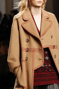 Fendi Fall 2017 Ready-to-Wear Fashion Show Details Detail Photos, Raincoats For Women, Clothing Details, 가을 패션, Fall 2017, Coat Fashion, Fashion Details, Fashion Collection, Coats For Women