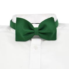 Fir green bow tie for adults French artisanal manufacturing. Composition: 100% cotton Bow tie size: 6 cm / 12 cm Neck circumference: Maximum adjustable size 44 cm Closure: Metal hook fastener This bow tie can be worn for all special occasions (wedding, birthday, New Year...) It is an original gift for Father's Day for example. You can wear it on a shirt with a broken collar or classic collar Dapper Green Suit And Tie Accessories For Black Tie, Classic Green Tie With Satin Bow, Classic Green Bow Tie With Satin Bow, Classic Green Bow Tie For Formal Occasions, Green Standard Tie For Party, Green Standard Tie For Parties, Elegant Green Tie With Bow Detail, Classic Green Suit And Tie Accessories With Satin Bow, Classic Green Adjustable Suit And Tie Accessories