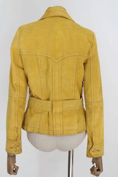 Желтая Кожаная Приталенная куртка Max Mara Продается в 1stDibs Leather Jacket With Belt And Long Sleeves, Fitted Leather Outerwear With Belt, Spring Leather Jacket With Belt Loops For Work, Office Leather Belted Jacket, Belted Leather Jacket For Office, Casual Fitted Belted Leather Jacket, Casual Fitted Leather Jacket With Belt, Winter Leather Jacket With Belt, Yellow Leather Jacket For Winter