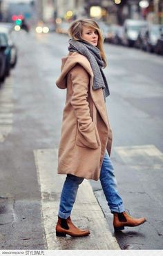 Tan Chelsea Boots, Hooded Wool Coat, Mantel Beige, Trending Womens Shoes, Grey Scarf, Camel Coat, Jeans Boyfriend