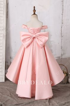 For a princess look with a dash of delicacy, this adorable baby pink satin Off-shoulder Big Bow Designer Structured High Low Flower Girl Dress features off-the-shoulder bodice with lace-up back and a pretty removable big bow. The puffy high-low skirt provides more structure and fashion. shown color baby pink lining fully lined length high-low closure lace-up Ruffle Flower Girl Dress, Cute Prom Dress, Prom Dress Satin, Pink Princess Dress, Flower Girl Dresses Blue, Satin Flower Girl Dress, African Dresses For Kids, Kids Frocks Design, Kids Gown