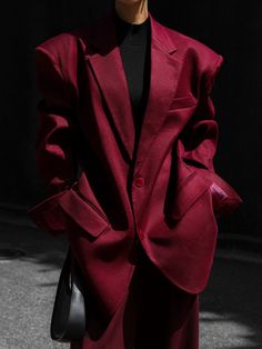 LINEN MAXI OVERSIZED TWO BUTTON BLAZER JACKET – MINUSEY Red Suit Aesthetic, Styling A Blazer, Outfits For The Cold, Red Black Outfit, Blazer Details, Timeless Fashion Pieces, Burgundy Outfit, Ny Style, Burgundy Fashion