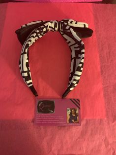 This headband comes in 2 colors. The color shown is black and white 2 Colours, Color Show, Fendi, Bangles, Black And White, White, Black, Color