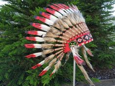 Short Red Indian Headdress Replica made with Red painted swan feathers and red hatThis great adult headdress is entirely handmade and truly adorable. Perfect photography prop for your special ocasion.Ties in the back for a perfect fit. This will be precious for your costume, or even room decor.Head circumference: 59 centimeters / 23 inches✈️ Worldwide shipping🐤 I only use authentic feathers⛺️ I guarantee highest quality, 100% hand-crafted Indian Headress, Native American Wedding Dress, Native American Wedding, Red Indian, Indian Headdress, Native American Clothing, Real Turquoise, Costume Hats, Red Paint