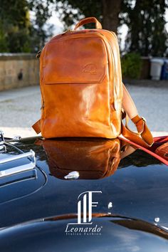 Realizzato completamente in Italia da abili pellettieri mediante l’utilizzo di un pellame bovino conciato con tannini vegetali e successivamente tamponato a mano. Leather Backpack, Backpacks, Leather