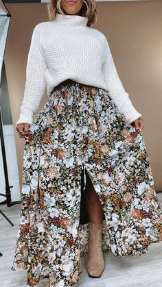 Floral Print Maxi Skirt, Black Western Pencil Skirt, Skirt And Baggy Sweater, Floral Pattern Clothes, Irish Women Fashion, Classy Looks For Women Casual, Maxi Skirt Shoes, Black Floral Maxi Skirt Outfit, Black Maxi Skirt Winter Outfit, Denim Shirt With Skirt