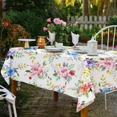 Inspired by festive fireworks, this 4th of July tablecloth features fireworks in red white and blue colors with shape of flowers, July 4 decorations to add a festive look for party, Show Your American Spirit! Perfect independence day decorations! Add flair to your home decor with red white and blue table runner. Perfect for independence day use themed party decoration, holiday and special events celebration. Throw fireworks tablecloth on a buffet table to construct a celebration that''ll excite July 4 Decorations, Picnic Party Table, Daisy Pattern Table Cloth, Dinner Restaurant, Rectangle Tables, Kitchen Dinner, Blue Table Runner, Independence Day Decoration, Dinner Restaurants