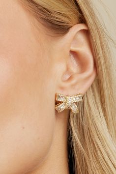 A timeless take on the bow trend. These adorable bow stud earrings, available in gold and silver, add a touch of charm to your look for both everyday wear and special occasions. Chic Bow Earrings For Anniversary, Gold Glamorous Jewelry With Bow, Glamorous Gold Jewelry With Bow, Bow Trend, Pearl Veil, Veil Headpiece, Everyday Jewelry, Bracelets And Charms, Gold And Silver