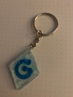 a keychain with the letter g on it