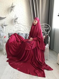 Elegante donkerrood moslim pak zijde donker rode jilbab | Etsy French Hijab, Halal Outfit, Dress Nikah, Halal Fashion, Silk Hijab, Nikah Outfit, Muslim Dresses, Muslimah Outfit, Muslim Style