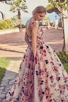 Dress With Flowers, Floral Wedding Dress, Floral Gown, Gorgeous Gowns, Beautiful Gowns, Fancy Dresses, Ball Dresses, A Dress, Dream Dress