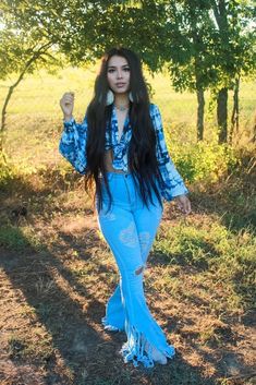 Bell Bottom Jeans Outfit Country, Flannel Jacket Outfit, Country Festival Outfit, Bell Bottom Jeans Outfit, Street Sweeper, Bell Bottoms Outfit, Ladies Brunch, Flare Jeans Outfit, Fashionable Work Outfit