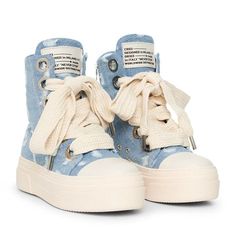 Un zapato, elegante y casual al mismo tiempo.
 La plataforma sólida y los maxi cordones color crema completan el conjunto.
 El tejido "jeans" lo hace elegante y deportivo, ¡fácil de combinar! Trendy Denim Blue Lace-up Sneakers, Denim Blue Cotton Lace-up Sneakers, Denim Lace-up Sneakers With Vulcanized Sole, Spring High-top Cotton Platform Sneakers, Trendy Blue Platform Sneakers For Spring, Denim Blue Lace-up Cotton Sneakers, Blue Platform Sneakers For Spring Streetwear, Spring Blue Platform Sneakers For Streetwear, Trendy High-top Sneakers With Thick Bottom For Spring