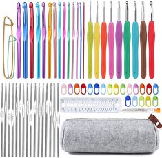 many different types of crochet hooks and knitting needles are shown in this image