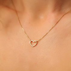 Minimalist Heart Charm Jewelry, Minimalist Jewelry With Heart Charm, Minimalist Double Heart Clavicle Chain Jewelry, Minimalist Heart Necklace With Adjustable Chain, Simple Heart Pendant Necklace For Everyday, Simple Necklace With Heart Charm As A Gift, Minimalist Heart Jewelry With Simple Design, Minimalist Heart Shaped Jewelry With Simple Design, Everyday Heart-shaped Clavicle Chain Jewelry