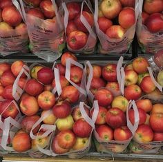 many bags of apples are stacked on top of each other