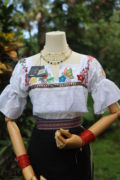 Esta hermosa blusa tradicional de Ecuador está hecha a mano. El diseño es único, los azules se destacan maravillosamente contra el blanco y el patrón tejido blanco seguramente lo sorprenderá. Talla única, pero le quedaría a una S\M. Hacer esta blusa lleva mucho tiempo (semanas) ya que el bordado 🪡 va por toda la parte de arriba de la blusa con hilo fino y varios colores ayudan a que la vista se fije en el detalle. Se necesita mucha paciencia y amor para terminar una hermosa blusa tal como es. los dibujos de bordado están inspirados en mariposas, flores y la hermosa naturaleza. Esta blusa se puede llevar con falda o pantalón. Se puede lavar a mano, o en lavadora. No use lejía con cloro para lavar. Gracias por su tiempo y por apreciar mi arduo trabajo. White Traditional Tops With Traditional Patterns, Traditional Fitted Tops With Motif, Traditional Motif Fitted Top, Fitted Traditional Motif Tops, Festive Bohemian Tops With Traditional Patterns, Bohemian Style Blouse With Traditional Patterns For Wedding, Traditional Fitted Top For Ceremonial Occasions, Bohemian Fitted Tops With Motifs, Fitted Bohemian Tops With Motifs