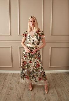 A dreamy floral dress, perfect for all occasion, comfortable  to wear and stylish. Pair with heels or opt for an edgier look with boots and a leather jacket. Braidsmaid Dresses, Boho Mother, Green Evening Dress, Mob Dresses, Tea Length Dresses, Star Dress, Wedding Outfits, Luxury Dress, Groom Dress