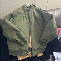 Brand New Gap Men's Workwear Outerwear, Spring Gap Button-up Outerwear, Gap Everyday Button-up Outerwear, Military Style Green Cotton Windbreaker, Green Fleece-lined Windbreaker For Streetwear, Gap Jacket, Pretty Dresses, Mens Jackets, Bomber Jacket